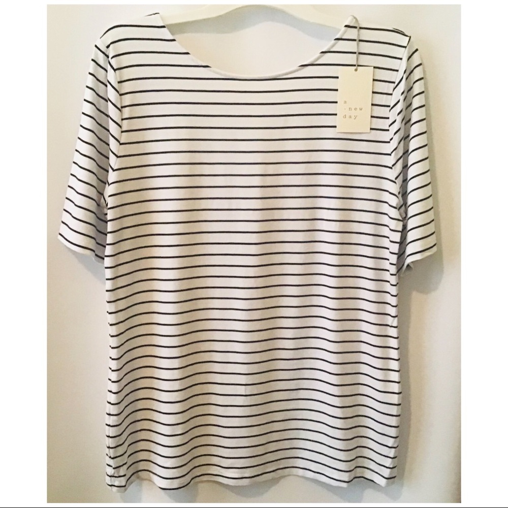 💙 Short Sleeve Crew Neck T-Shirt Size L